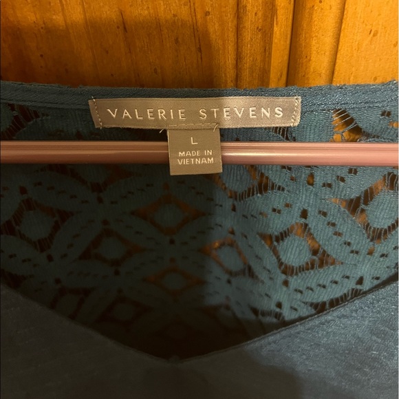 Women’s Valerie Stevens casual top with lace type design on shoulders and neck - Picture 2 of 4